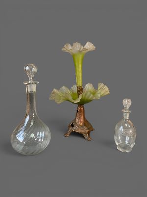 trois vases en verre contenant des fleurs, posés sur une table
