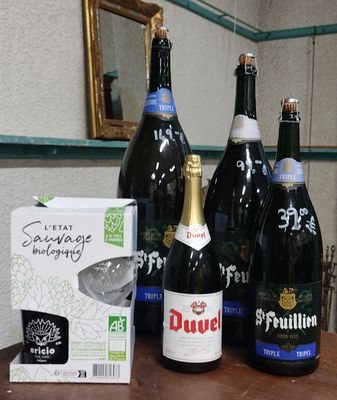 Un ensemble de bouteilles de bière (périmées, impropres à la…