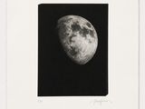 une photographie en noir et blanc de la Lune sur fond noir