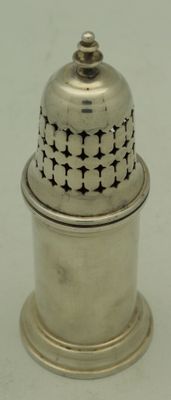 KELLER Paire de saupoudreuses en vermeil de forme balustre a…