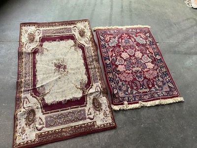 deux tapis posés côte à côte sur le sol d'une pièce
