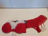 une pièce de lingerie rouge ornée de plumes blanches, posée par terre