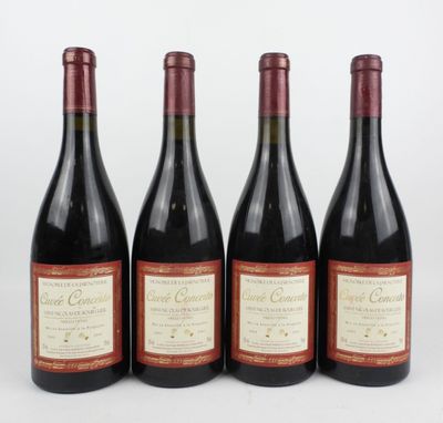 trois bouteilles de vin sont alignées sur une surface blanche