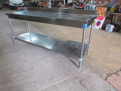 une table de travail en acier inoxydable dans un garage