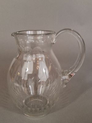un pichet en verre posé sur une table