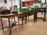 une pièce remplie de meubles anciens