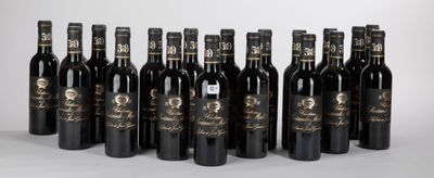 six bouteilles de vin sont alignées sur une table