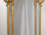 une image d'un miroir encadré d'or accroché à un mur