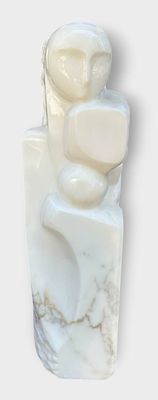 une sculpture blanche représentant un homme coiffé d'un chapeau