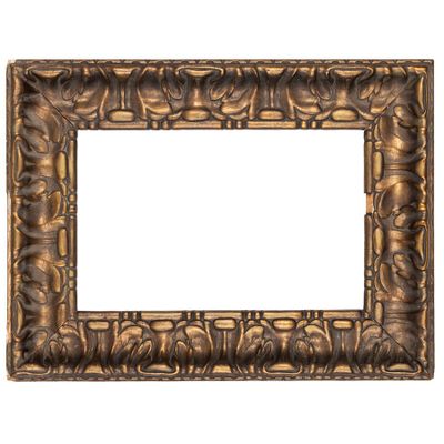 un vieux cadre photo orné d'un motif décoratif sur fond blanc