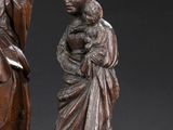 paire de figurines en bronze représentant une femme et un homme tenant un enfant dans leurs bras