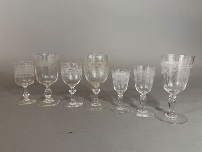 six verres à vin sont alignés sur une table