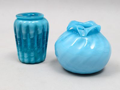 deux vases bleus posés l'un à côté de l'autre sur une table