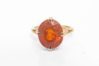 Gros plan sur une bague contenant une pierre orange