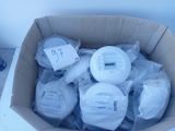 une boîte en carton remplie de papier toilette et de rouleaux de papier toilette