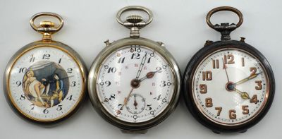 trois types différents de montres de poche sont présentés sur une surface blanche