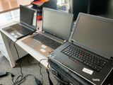 deux ordinateurs portables posés sur un bureau dans une pièce