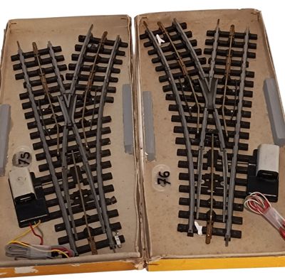 deux circuits de train dans une boîte posée sur la table