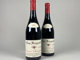 deux bouteilles de vin rouge posées l'une à côté de l'autre sur une table