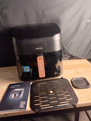 une petite table sur laquelle se trouvent un barbecue et d'autres objets
