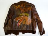 veste en cuir marron avec l'image d'un cheval dans le dos