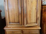 une grande armoire en bois surmontée de deux portes