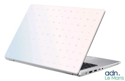 un ordinateur portable avec un écran blanc sur fond blanc
