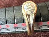 une bague en or sur laquelle est gravé un crâne