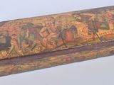 une petite boîte en bois avec un tableau dessus
