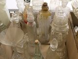 une boîte remplie de bouteilles en verre posée sur une table