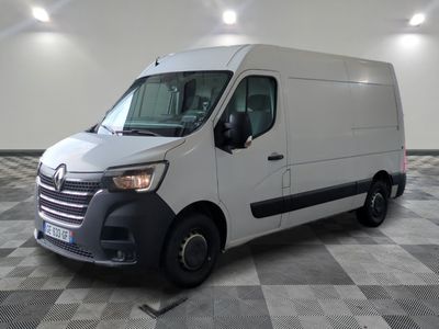 la photo d'une camionnette blanche garée dans un garage