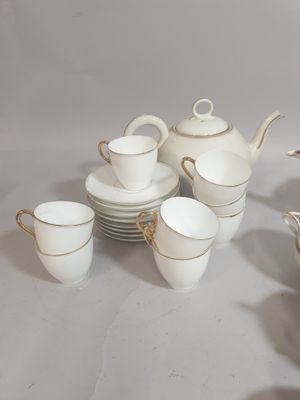a lot of cups and saucers that are on the table