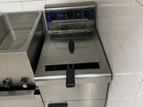 une photo d'une friteuse professionnelle dans des toilettes publiques