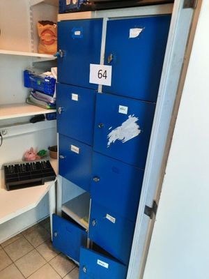 un casier bleu dans un coin d'une pièce, sur lequel se trouve un clavier