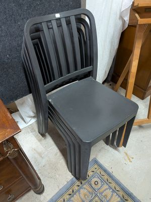deux chaises et une table dans une pièce