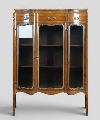 une vitrine ancienne française en noyer avec des portes miroir