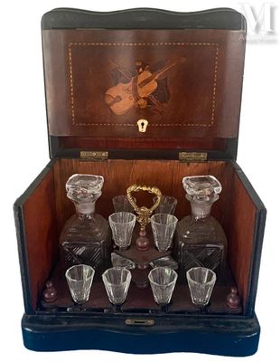 un coffret en bois contenant un service de verres