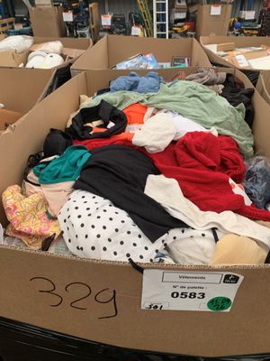 un carton rempli de vêtements dans un magasin