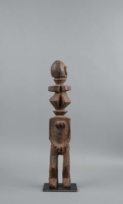 Statue féminine Dogon. Patine brune, col allongé, sculpté de…