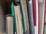 une boîte contenant tout un tas de livres