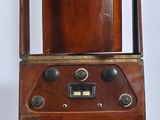 une radio d'antan exposée dans une vitrine