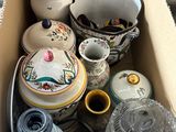 une boîte en carton remplie de nombreux vases de toutes sortes