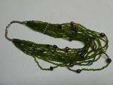 collier de perles vertes avec des perles multicolores sur une chaîne dorée