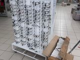 un chariot sur lequel sont posés plusieurs verres, dans un magasin