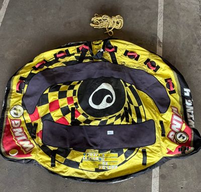 un sac jaune et noir orné d'un motif noir et rouge