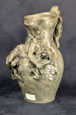 un grand vase orné d'une statue représentant une femme et un enfant