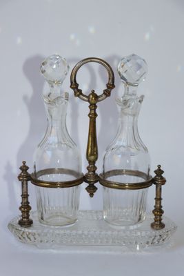 deux carafes en verre posées sur un plateau muni d'une poignée dorée