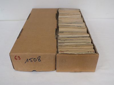 deux cartons de livres empilés l'un sur l'autre sur une surface blanche