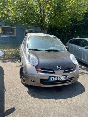 une petite voiture garée dans un parking