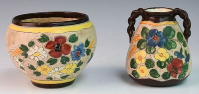 deux vases décorés de fleurs, placés côte à côte